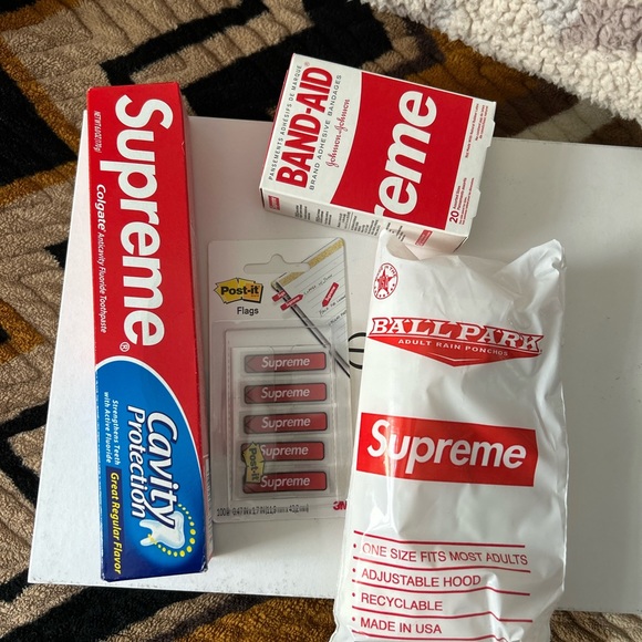 Supreme vol. 2 book brand new with accessories - Picture 7 of 7